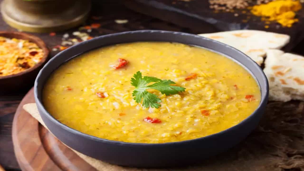 বাঙালির রান্নাঘরে প্রায় প্রতিদিনই যে রান্নাটি জায়গা পায় তা হল ডাল। বিভিন্ন রকমের ডালের রান্না সারা সপ্তাহ জুড়ে হতেই থাকে। আর সেই সঙ্গে পাতে যদি থাকে কুচমুচে আলুভাজা, তাহলে তো আর কথাই নেই।
