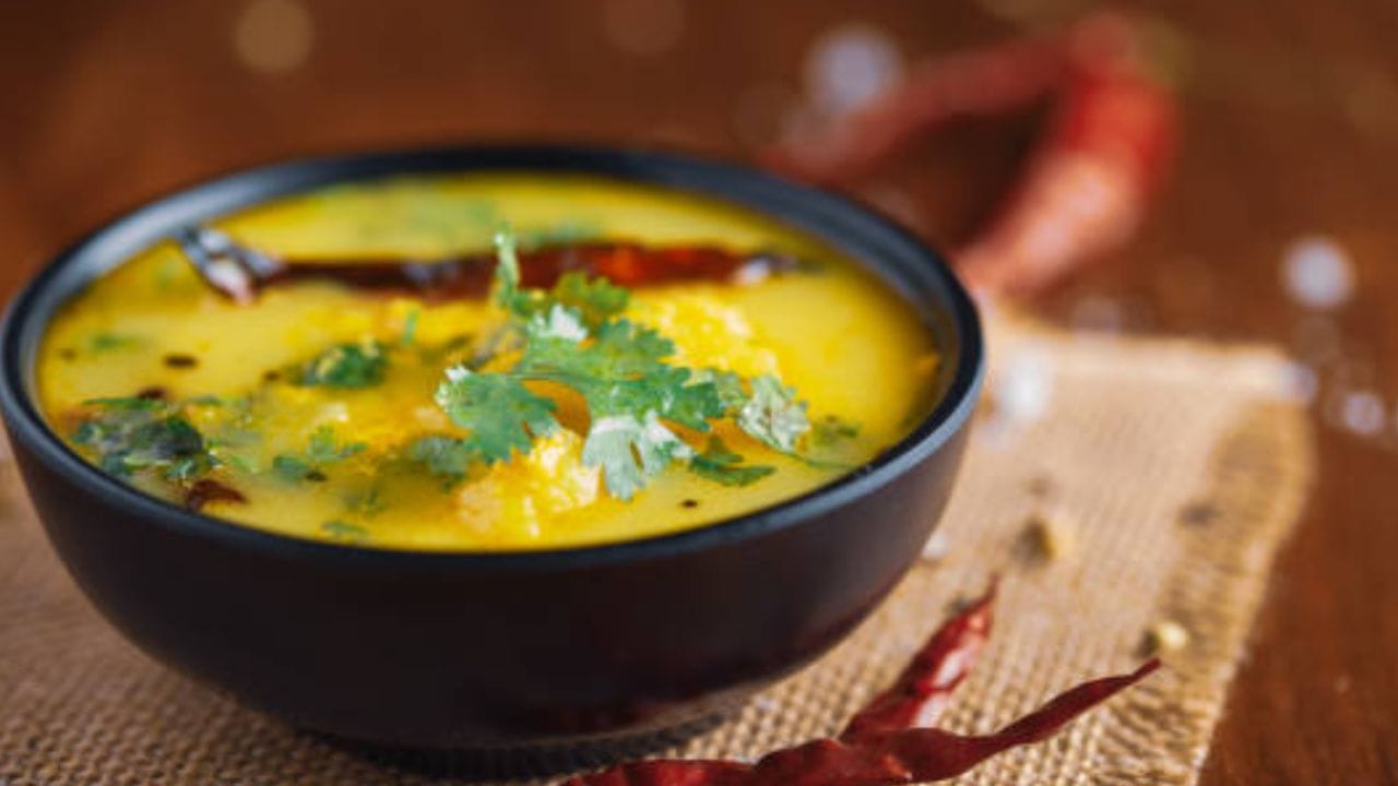 পেয়াঁজ, রসুন লাল হয়ে এলে সেগুলি কড়া থেকে তুলে সেদ্ধ আলু মাখার সঙ্গে ভাল করে মিশিয়ে নিন। এবার কড়াইয়ে অল্প তেল দিয়ে  ওই আলু মাখা দিন। তার মধ্যে বাকি সমস্ত গুঁড়ো মশলা, নুন, চিনি ও হলুদ দিয়ে হালকা আঁচে ভাল করে কষিয়ে নিন