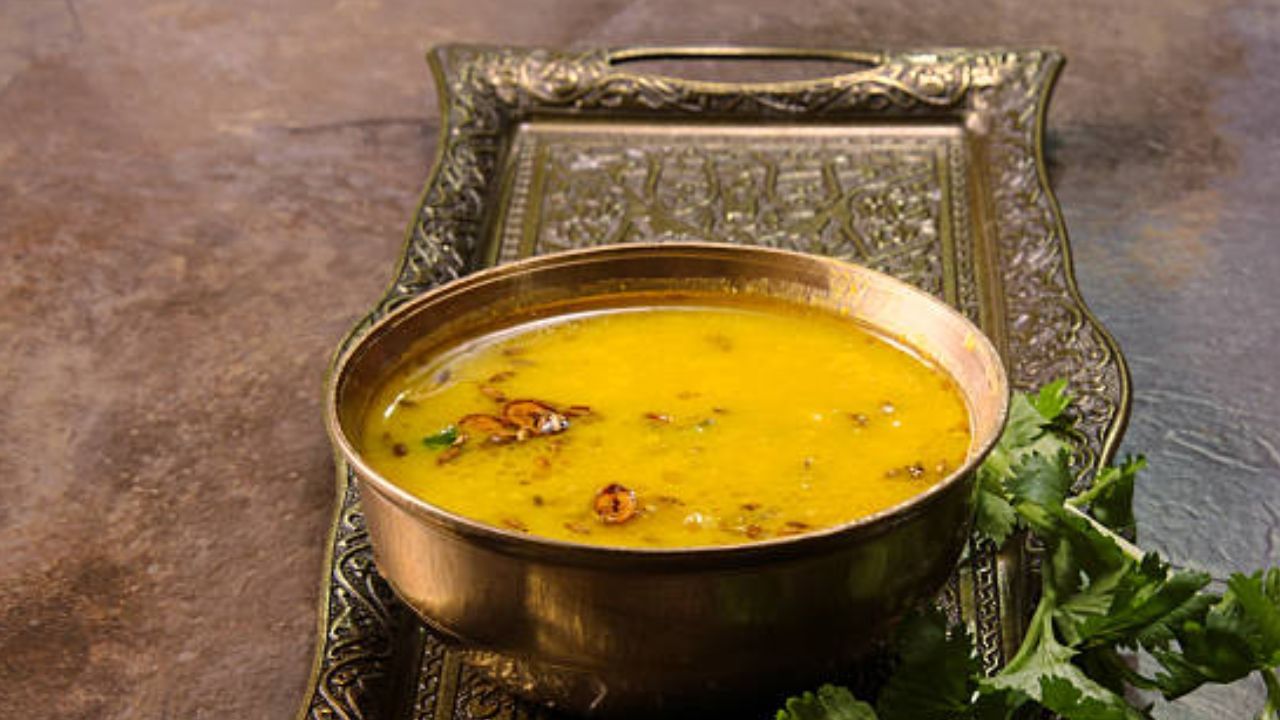 ডাল ছাড়া অনেকেরই ভাত মুখে ওঠে না। আবার অনেকের রুটির সঙ্গেও ডাল লাগে। বাড়িতে অতিথি এলেও ডাল ছাড়া যেন মেনু সম্পূর্ণ হয় না। কিন্তু, বাড়িতে ডাল না থাকলে উপায়?