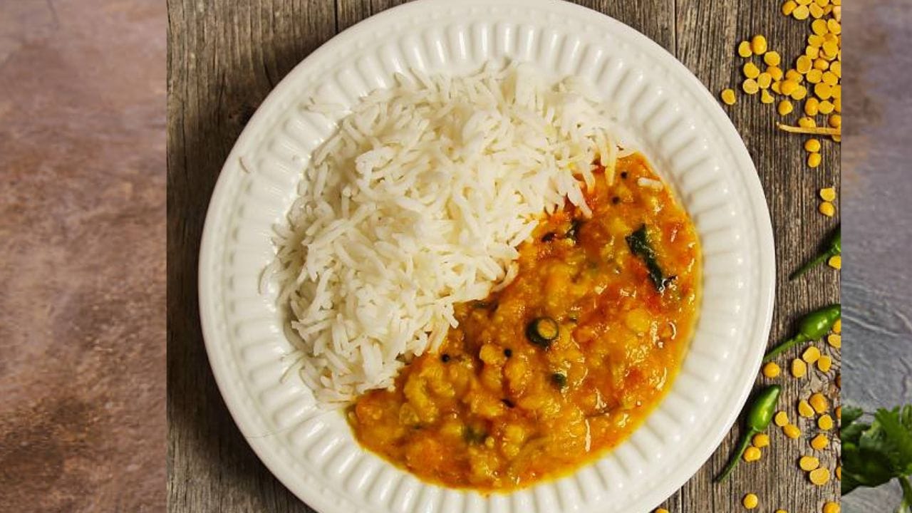 মশলা-আলু মাথার সঙ্গে জল ভালমতো ফুটে গেলে সুন্দর গন্ধ ছাড়বে। এবার উপর থেকে ধনেপাতা কুচি ছড়িয়ে দিন। ব্যস, আলুর ডাল তৈরি। এবার ভাত বা রুটির সঙ্গে পরিবেশন করুন। প্রাথমিকভাবে বোঝা যাবে না, এতে ডাল নেই 