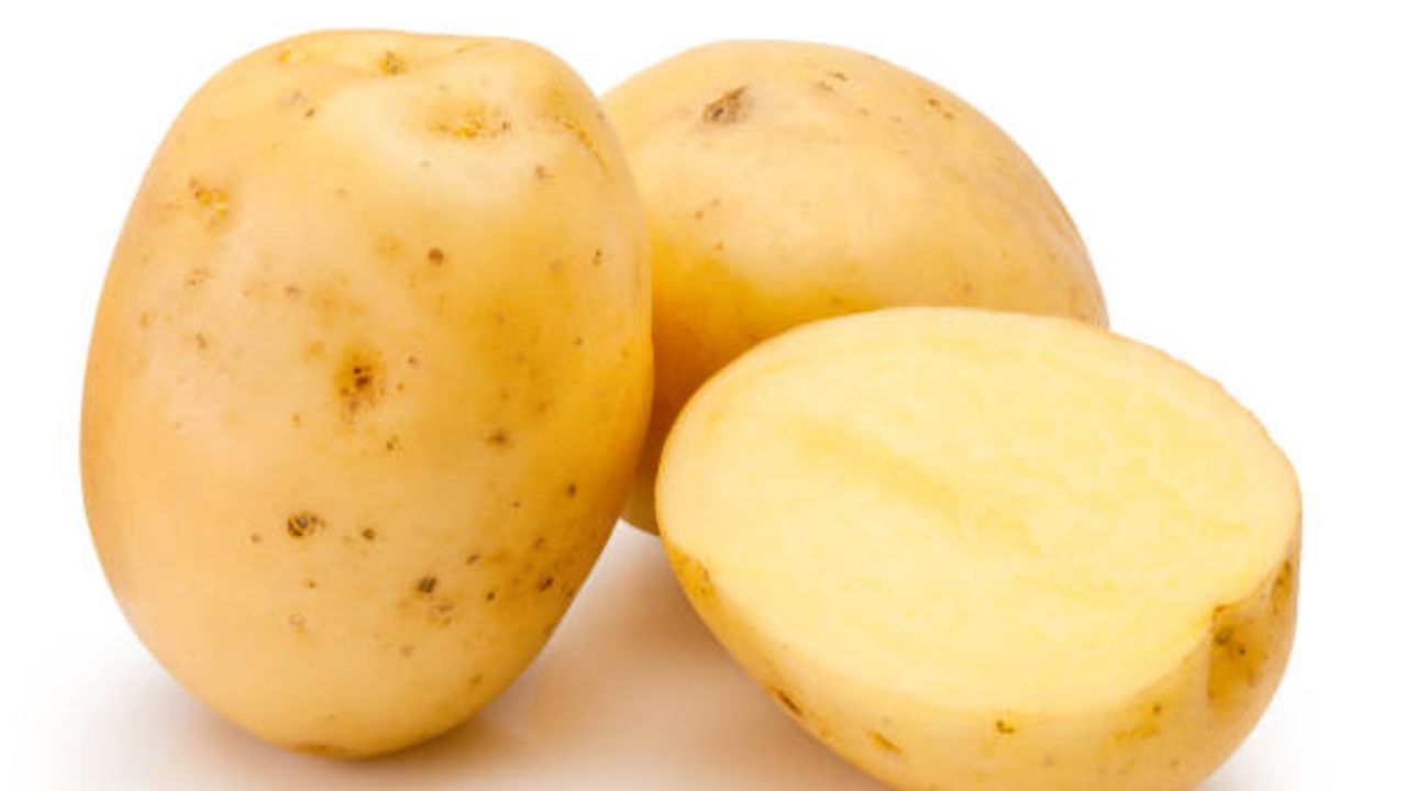 আলুর ডাল বানাতে আলু ছাড়া লাগবে পেঁয়াজ কুচি, টমেটো কুচি, চেরা কাঁচালঙ্কা, শুকনো লঙ্কা, রসুন কুচি, গোটা জিরে, হলুদ গুঁড়ো, জিরেগুঁড়ো, ধনেগুঁড়ো, লঙ্কা গুঁড়ো (অপশনাল), সর্ষের তেল ও নুন, চিনি পরিমাণমতো