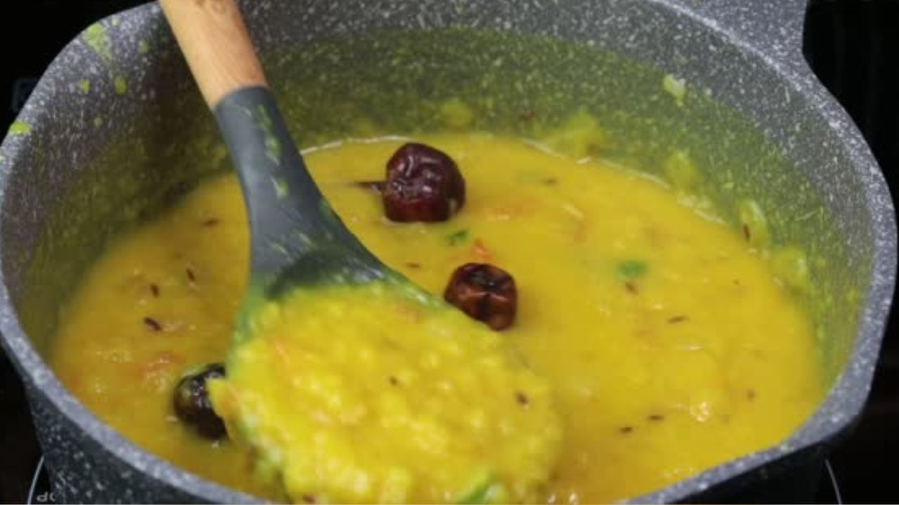 প্রথমে আলু সেদ্ধ করে নিন। তারপর খোসা ছাড়িয়ে হাতে করে মেখে নিন। যেন ময়দা মাখার মতো পেস্ট হয়ে যায়। আলু মাখার সময় নুন বা জল দেওয়ার দরকার পড়বে না