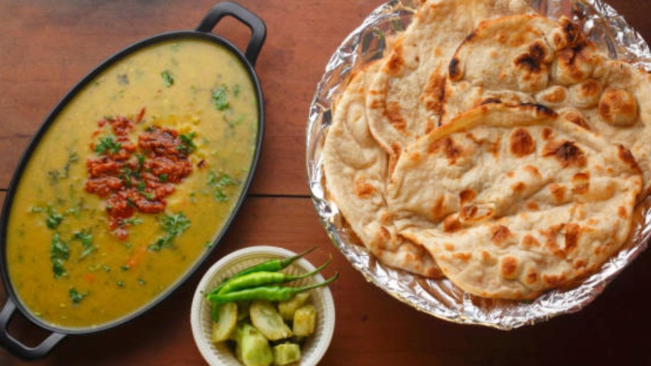 আলু পেস্টের সঙ্গে মশলা মিশে গেলে জল দিন। ডাল যতটা পাতলা বা গাঢ় রাখবেন, সেই পরিমাণে জল দেবেন। এবার কাঁচালঙ্কা চিরে দিন। ঢাকা দিয়ে কিছুক্ষণ জলটা ফোটান