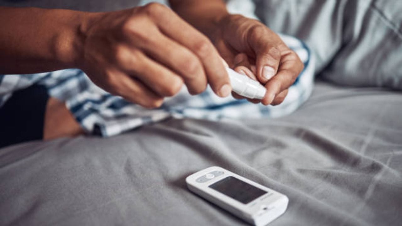 সুগারের রোগী ঘরে-ঘরে। অনিয়ম জীবনযাপনের ফলে দিন দিন বেড়ে চলেছে ডায়াবেটিসে আক্রান্তের সংখ্যা। সুগার হচ্ছে এমন একটি রোগ, যা আপনার দেহে আরও পাঁচ রকমের শারীরিক সমস্যা ডেকে আনতে পারে। 