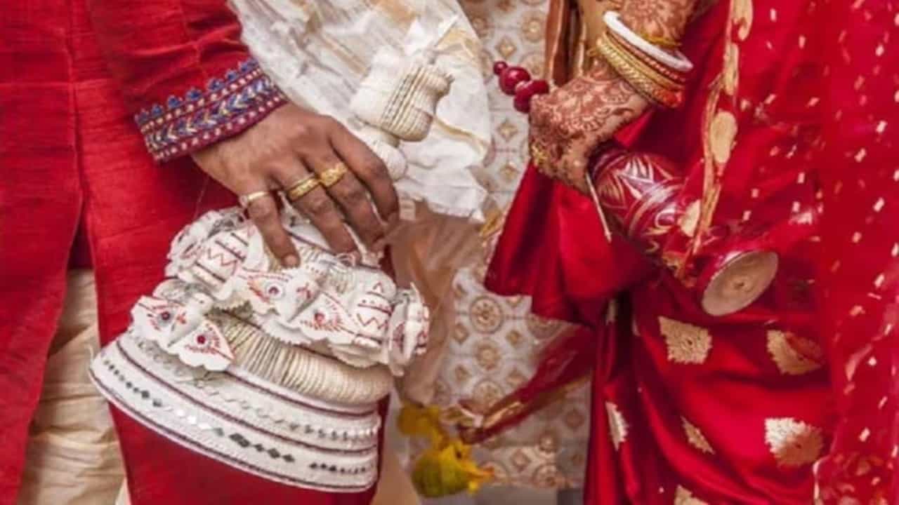 বিয়ের আগে বহু মহিলাই রোগা, পাতলা গঠনের থাকে। কিন্তু বিয়ের পরেই দেখা যায় বেড়ে গিয়েছে ওজন।
