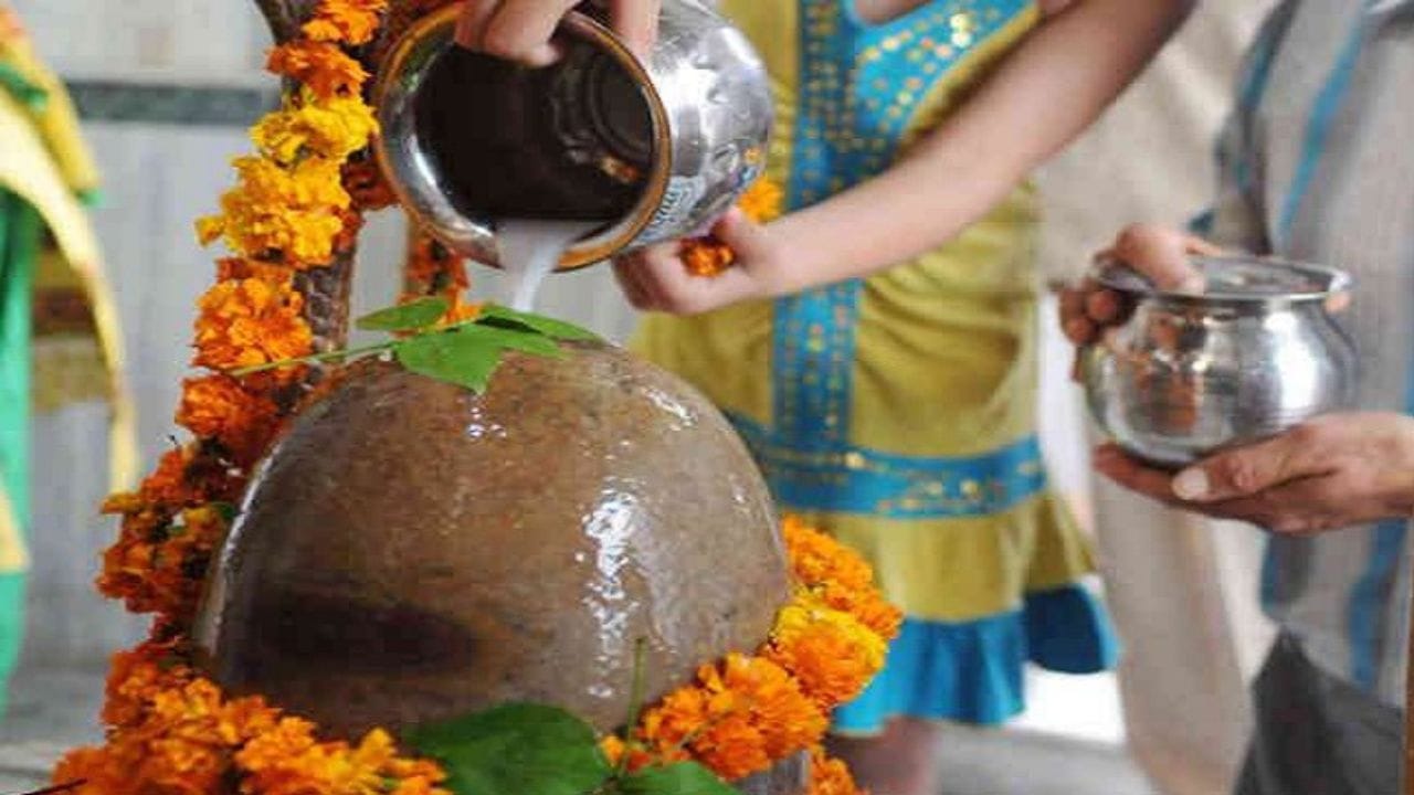 শুধু খাবার না খেয়ে নয়, জল পান না করে সারাদিন উপোস রাখা বেশ কঠিন ও কষ্টকর। যদি প্রথমবারের জন্য মহাশিবরাত্রির উপবাস রাখেন, তাহলে আগে স্বাস্থ্যের প্রতি যত্ন নেবেন কীভাবে, তা জেনে নেওয়া উচিত। 