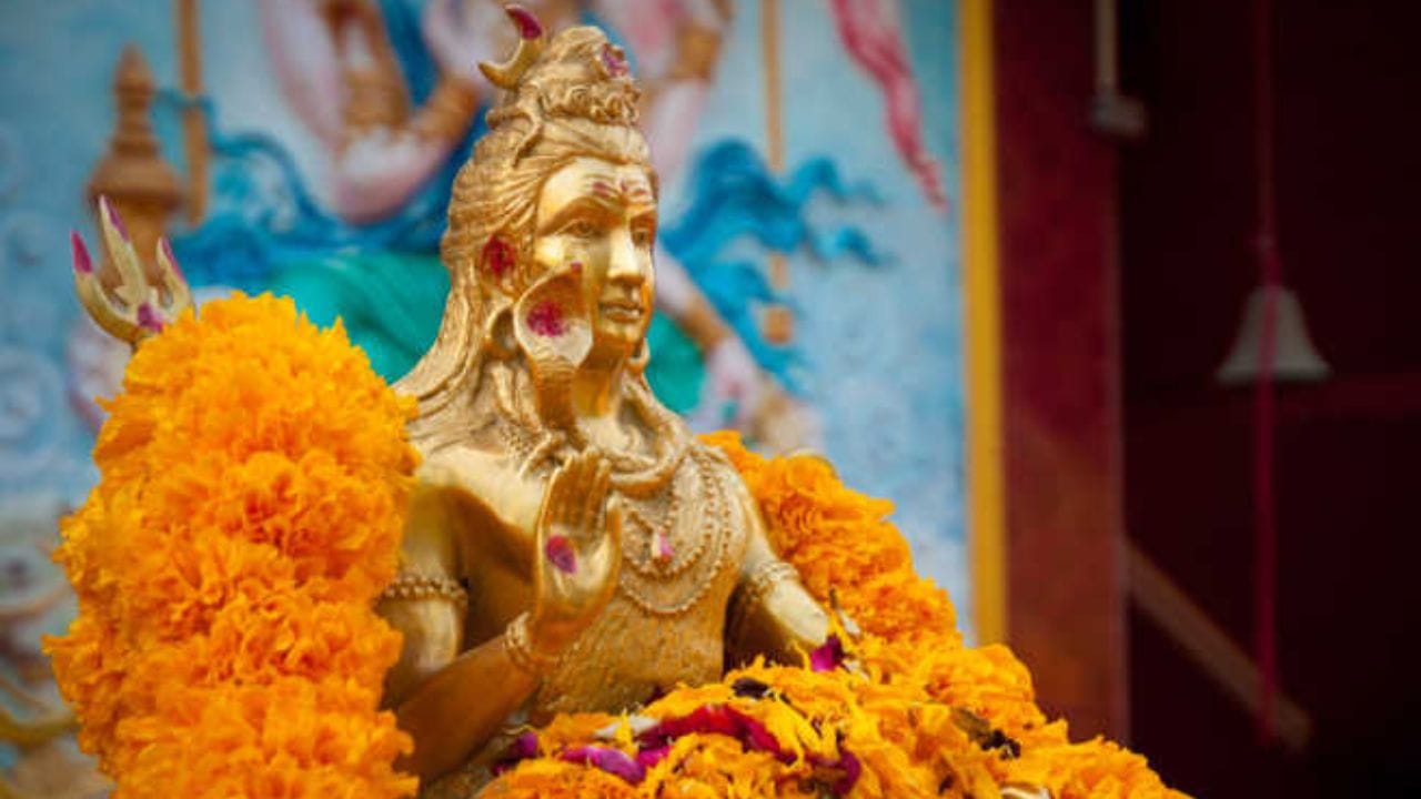 কথিত আছে, শিবকে স্বামী রূপে পাওয়ার জন্য দেবী পার্বতী কঠিন উপবাস রেখেছিলেন। সেই থেকে মহাশিবরাত্রিতে নিজের মনের ইচ্ছে পূরণ করার জন্য ও শিবের আশীর্বাদ পেতে শিবভক্তরা ২৪ ঘণ্টা উপবাসে রাখেন। 