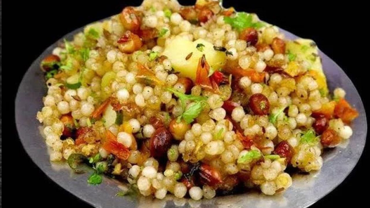 এদিন রান্নাতেও বিশেষ খেয়াল রাখা উচিত। উপবাসের সময় কোনও তেল-মশলাযুক্ত খাবার খাওয়া উচিত নয়। স্বাস্থ্যকর খাবার খাওয়া উচিত। সেদ্ধ সবজি, দই, সাবদানার খিচুড়ি, স্যুপ, তাজা ফলের রস, মরসুমি ফল, লাল বা কালো চা, দুধ, সাদা কুমড়োর তরকারি খেতে পারেন। 