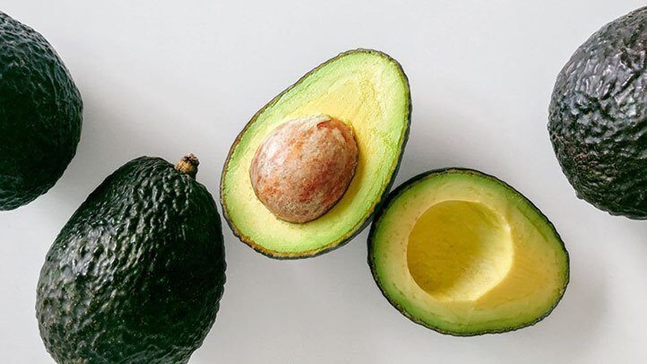 রোজের মেনুতে না রাখলেও মাঝে মাঝেই স্ট্রেস থেকে মুক্তি পেতে চাইলে অ্যাভোকাডো খেতে পারেন। এতে প্রচুর পরিমাণে পটাসিয়াম এবং মনোস্যাচুরেটেড ফ্যাট রয়েছে।