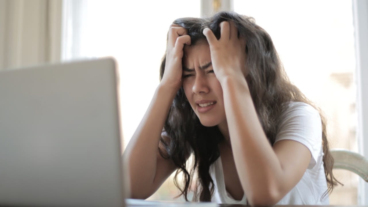 দিনের পর দিন সেই মানসিক সমস্যার বাড়তে থাকে। আর একটা সময় পর তার প্রভাব দেখা দেয় স্বাস্থ্যের উপর। আর একদম শেষ পর্যায়ে গিয়ে মানসিক স্বাস্থ্যের জন্য চিকিৎসার প্রয়োজন পরে।