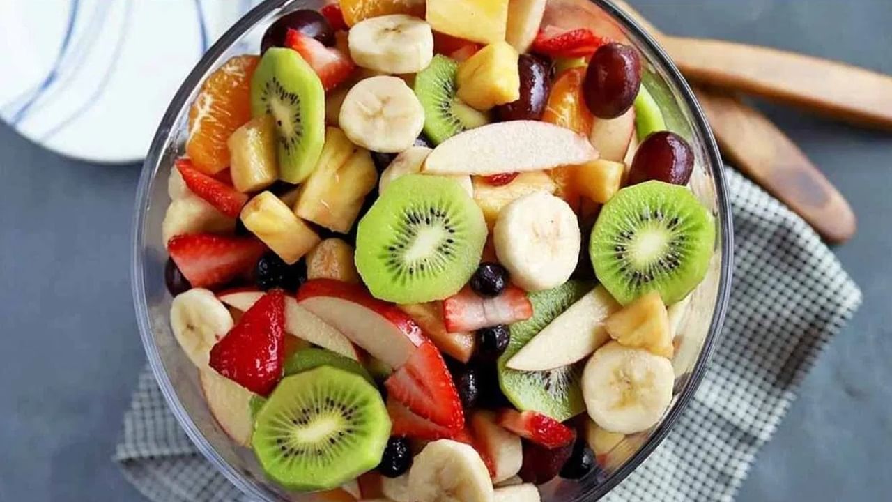 শীতকাল চলে গেলেও বাজারে এখনও হরেক রকম ফলের সম্ভার রয়েছে। ফলে সেখান থেকেই যদি একটি লাল ফল কিনে আনেন, তাহলে ওষুধের থেকে দূরে থাকতে হবে। 