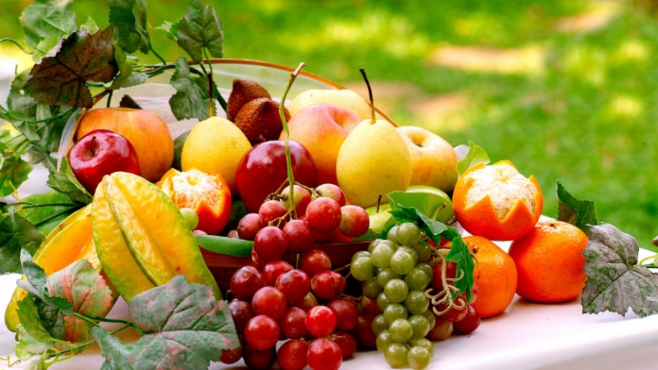 শরীরকে সচল ও ফিট রাখতে বহু মানুষই প্রায় প্রতিদিন খাবারের তালিকায় ফল রাখেন। ফল সুস্বাদু, তাজা এবং ভিটামিন এবং অ্যান্টিঅক্সিডেন্ট সমৃদ্ধ। সঙ্গে প্রচুর পরিমাণে ফাইবারও থাকে।