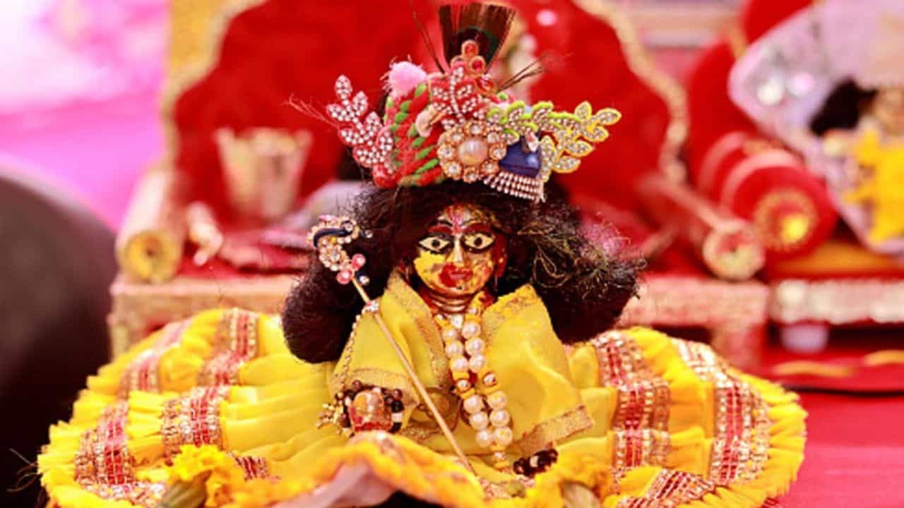 Laddu Gopal on Holi: দোলের দিন বাড়ির গোপালকে দিন এই রঙের আবির, জীবনে আসবে প্রচুর ধনসম্পদ ও অর্থ Laddu Gopal on Holi: দোলের দিন বাড়ির গোপালকে দিন এই রঙের আবির, জীবনে আসবে প্রচুর ধনসম্পদ ও অর্থ