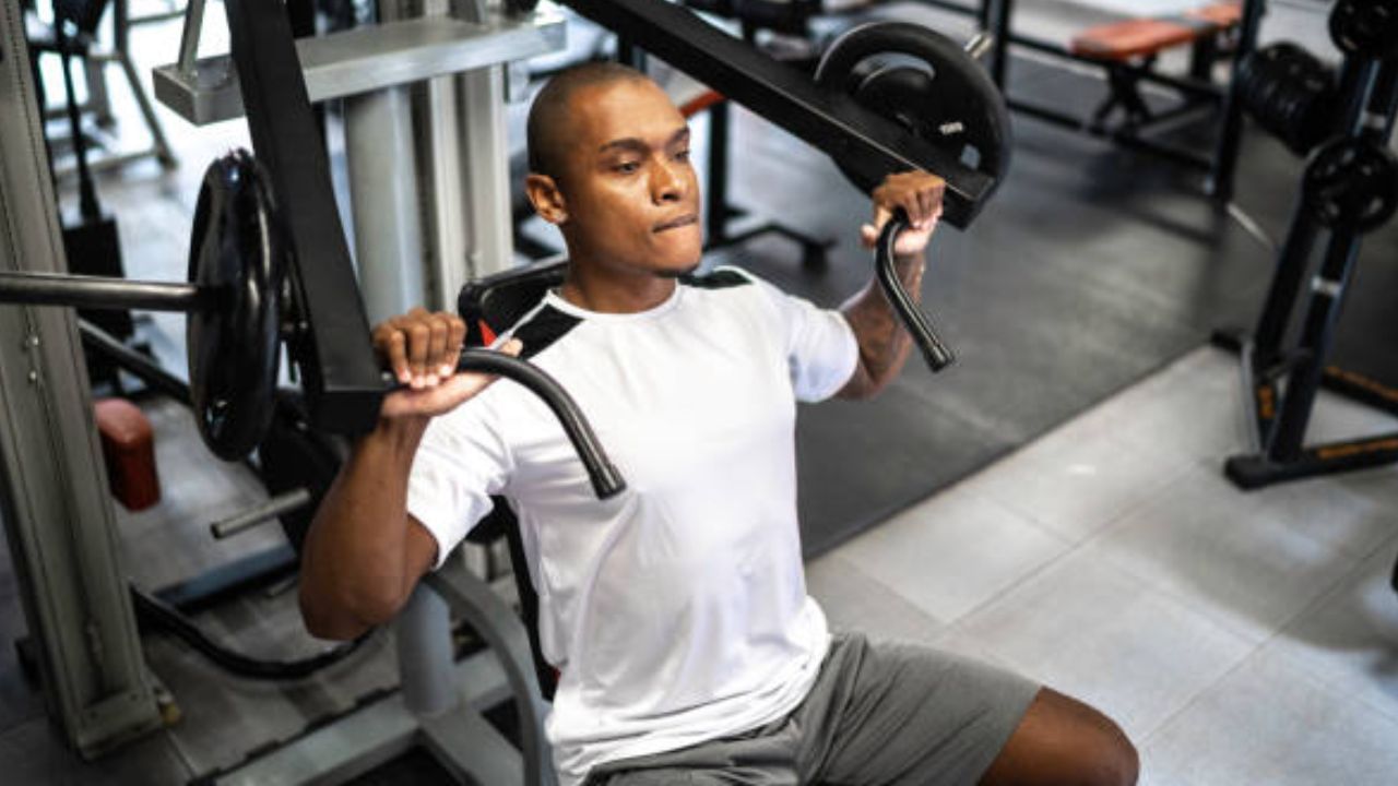 ফিট থাকতে এবং দেহের ওজন নিয়ন্ত্রণে রাখতে আজকাল যুবদের পাশাপাশি তরুণী থেকে মহিলারাও জিম করেন। জিম করলে অনেকটাই ক্যালোরি ঝরে, যা দেহের ওজন কমাতে কার্যকরী। পাশাপাশি সুস্থ থাকতে জিমের সঙ্গে পুষ্টিকর খাবার খাওয়াও গুরুত্বপূর্ণ