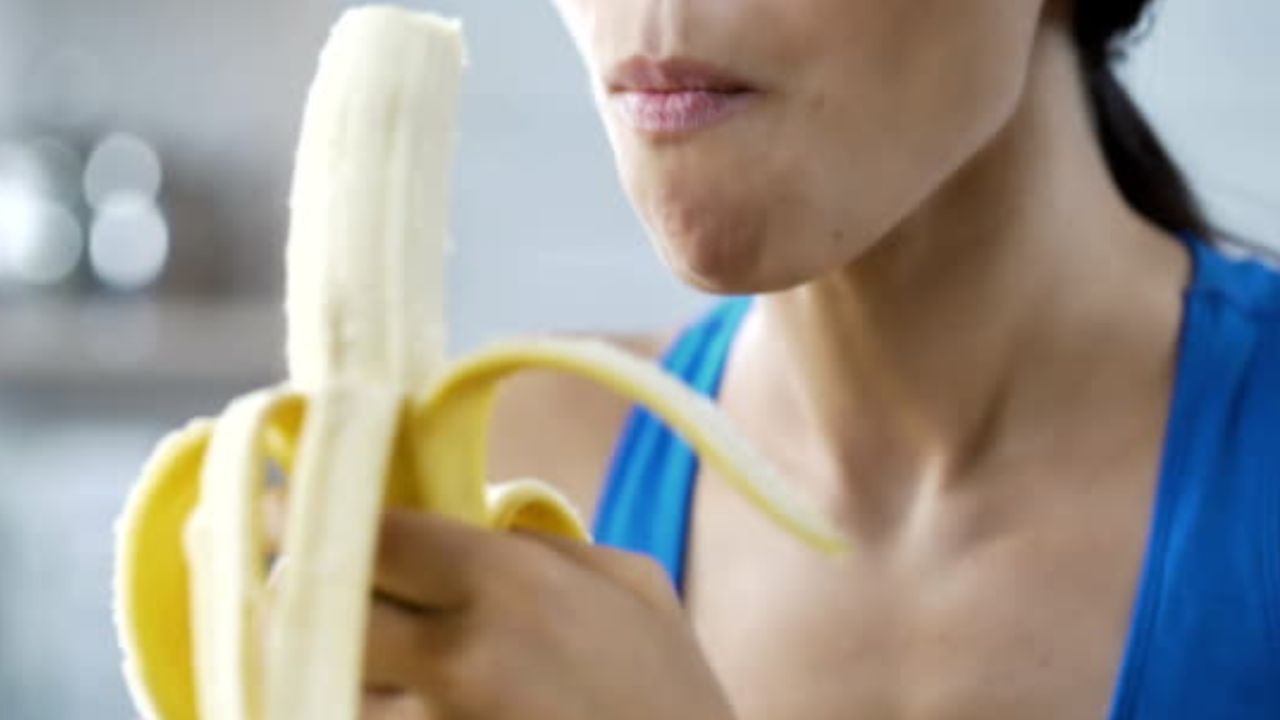 কলা- আয়রন ও ম্যাগনেসিয়াম সমৃদ্ধ কলা এনার্জি বুস্টার হিসাবে কাজ করে। কলায় থাকা শর্করা ও পটাসিয়াম পেশি গঠনে সাহায্য করে ও ব্যায়ামের সময় পেশিতে টান ধরা প্রতিরোধ করে। তাই জিমে যাওয়ার আগে অবশ্যই অন্ত একটি করে কলা খান