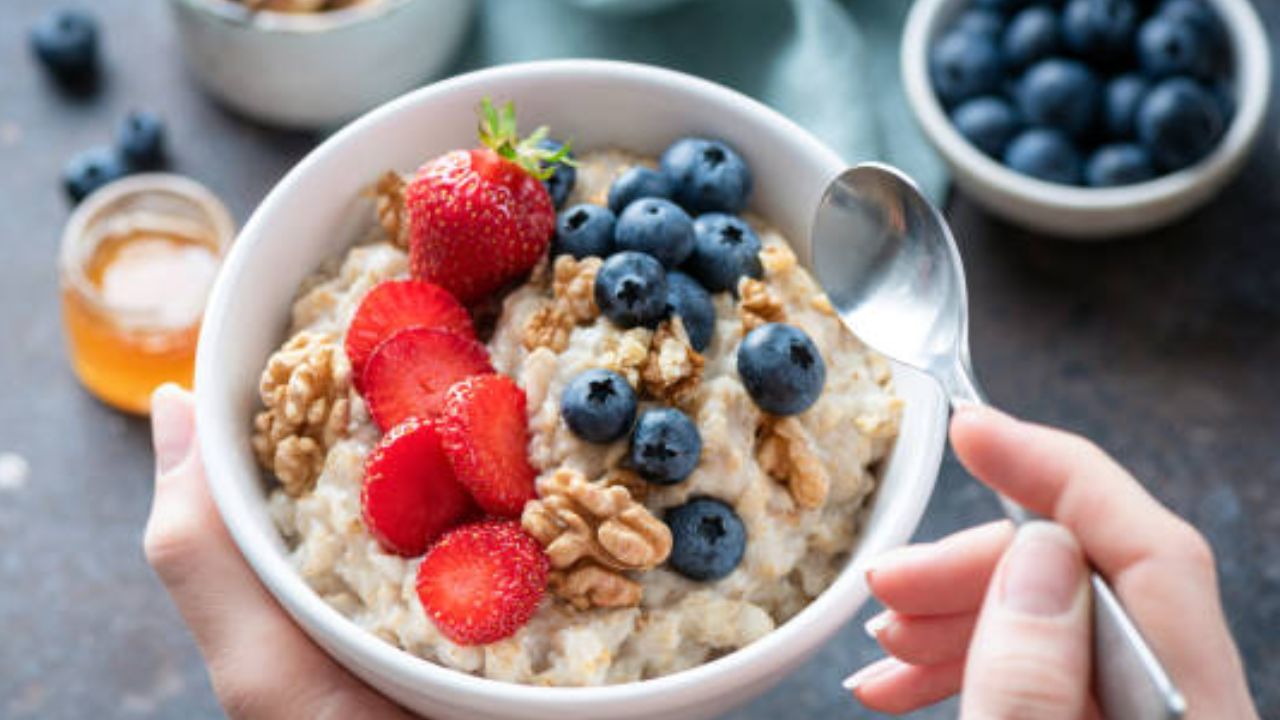 ওটমিল- জিমে যাওয়ার আগে এনার্জি বাড়ানোর পাশাপাশি পেট ভর্তি থাকা জরুরি। শর্করা যৌগে সমৃদ্ধ ওটস, যা এনার্জি বাড়াতে সাহায্য করে। তাই জিমে যাওয়ার আগে ফলের কুচি অথবা পিনাট বাটার দিয়ে একবাটি ওটস খান 