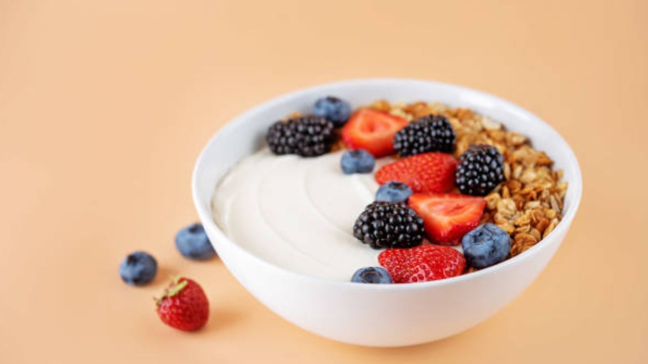 গ্রিক ইয়োগহার্ট- প্রোটিন-সমৃদ্ধ খাদ্যদ্রব্য হল গ্রিক ইয়োগহার্ট। এতে প্রচুর মাত্রায় শর্করা রয়েছে, যা পেশি গঠনে সাহায্য করে। এছাড়া হজমে ও গাঁটের ব্যথা উপশমেও কার্যকরী গ্রিক ইয়োগহার্ট। তাই জিমে যাওয়ার আগে এটি খেতে পারেন