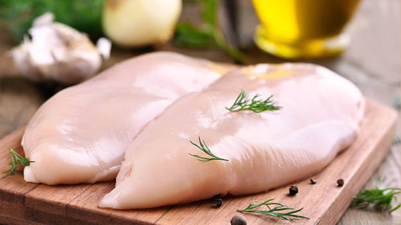 চিকেন ব্রেস্ট- জিমে যাওয়ার আগে যেমন এনার্জি বুস্টার খাবার খাওয়া জরুরি, তেমনই জিম থেকে ফেরার পর প্রোটিন-সমৃদ্ধ খাবার খাওয়ার পরামর্শ দেন ডায়েটিসিয়ানরা। তাই জিম থেকে ফেরার পর লিন-ফ্যাট ও প্রোটিন-সমৃদ্ধ চিকেন ব্রেস্ট খান