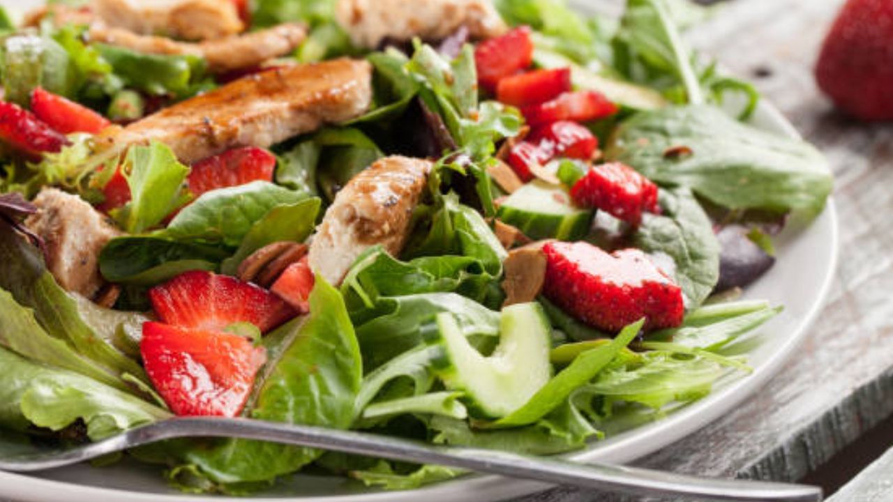 পালং স্যালাড- ভিটামিন, মিনারেলস ও অ্যান্টিঅক্সিডেন্টে সমৃদ্ধ পালংশাক শরীরকে দ্রুত চাঙ্গা করে তোলে। তাই জিম থেকে ফেরার পর পালংশাক, মটরশুঁটি, পেঁয়াজপাতার মতো সবজির স্যালাড খেতে পারেন