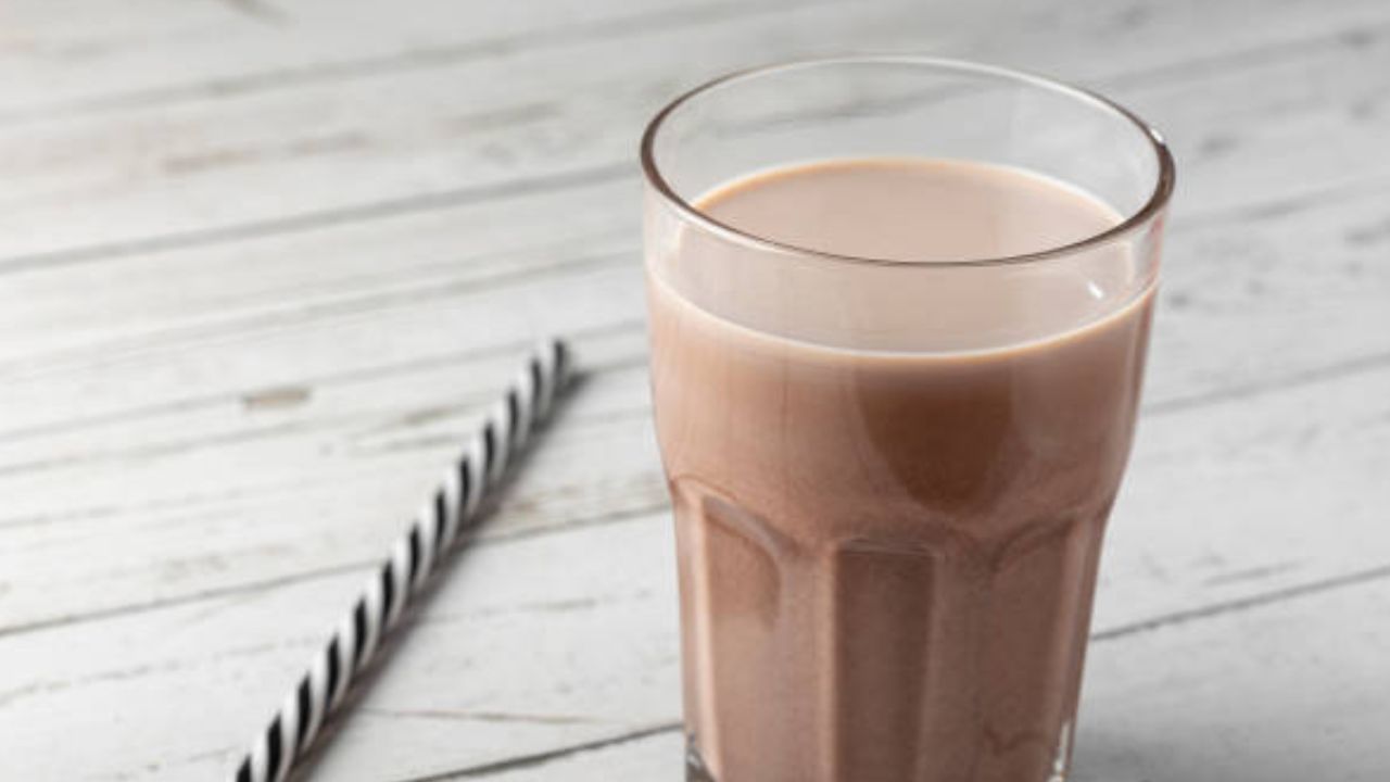 চকোলেট মিল্ক- ব্রেভারেজ হিসাবে অনেকেই প্রথম পছন্দ চকোলেট মিল্ক। একে প্রচুর পরিমাণে শর্করা ও প্রোটিন রয়েছে, যা দেহে গ্লাইকোজেন মজুত করতে ও পেশির দৃঢ়তা বাড়াতে সাহায্য করে। জিম থেকে ফেরার পর অ্যাথলিটদের অনেকেই এটা খান