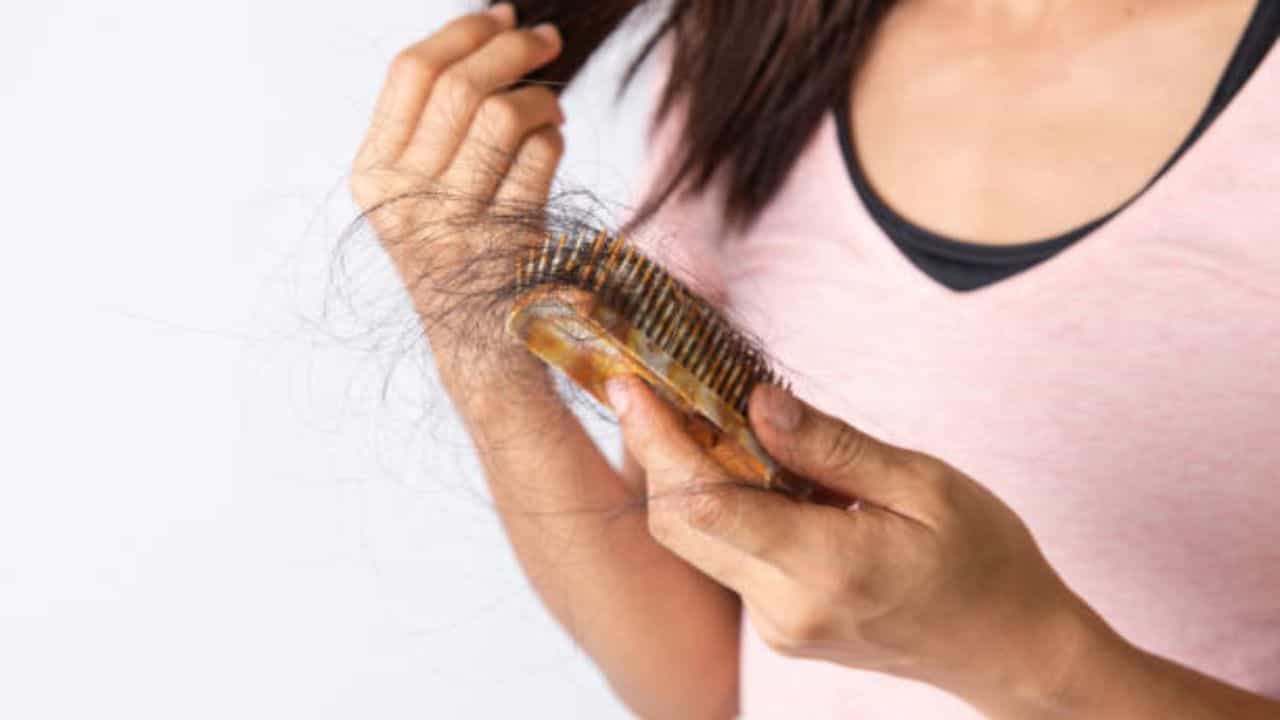 PCOD-Hair fall: পিসিওডিতে অঝোরে চুল পড়ে, কোন টোটকা মানলে কমবে এই সমস্যা? PCOD-Hair fall: পিসিওডিতে অঝোরে চুল পড়ে, কোন টোটকা মানলে কমবে এই সমস্যা?