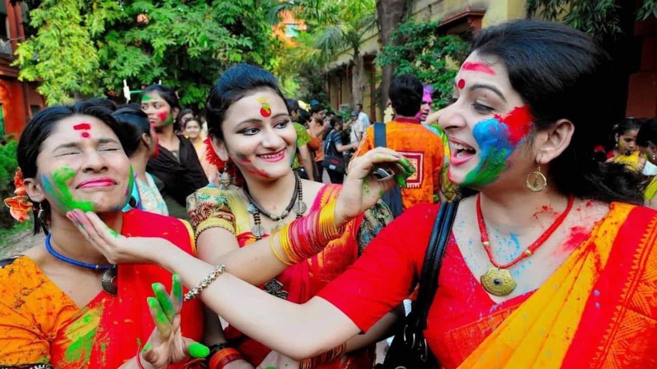 Holi Tips: অর্থ আসবে হু হু করে, কেরিয়ারেও পাবেন সাফল্য! দোলের দিন করুন এই ছোট্ট কাজ Holi Tips: অর্থ আসবে হু হু করে, কেরিয়ারেও পাবেন সাফল্য! দোলের দিন করুন এই ছোট্ট কাজ