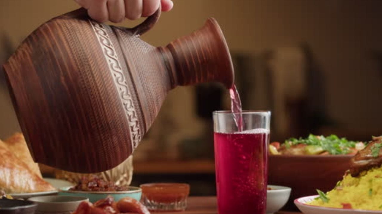 একমাস টানা রমজানের উপবাস চলে। টানা উপবাস ফলে শরীর ডিহাইড্রেটেড হয়ে যেতে পারে। এই সময়ে প্যাকেজড এনার্জি ড্রিঙ্কস এনার্জি দেওয়ার থেকে শরীরের ক্ষতি বেশি করে