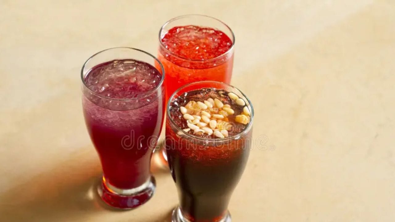 সন্ধ্যায় উপবাস ভাঙার সময় অর্থাৎ ইফতারে এমন কিছু পানীয় নেওয়া উচিত, যা শরীরকে ঠান্ডা করবে এবং সতেজ রাখবে। নুন-লেবু শরবৎ ছাড়াও সাধারণ উপকরণ দিয়ে বাড়িতে তৈরি বিশেষ কয়েকটি পানীয় বানানোর রইল টিপস