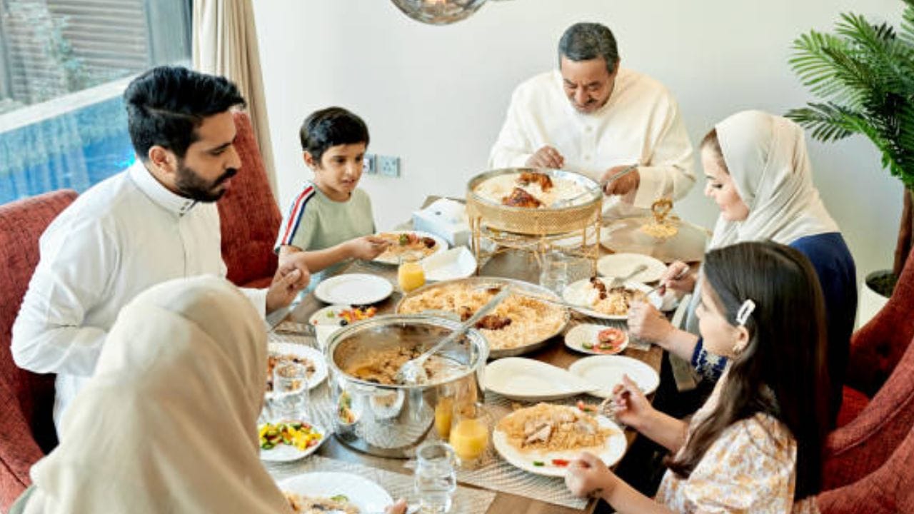 শুরু হতে চলেছে রমজানের উপবাস। সারাদিন রমজানের উপবাসের পর সন্ধ্যায় পেটে খাবার পড়লেই বদহজম হয়ে যায়। তাই এই সময়ে খাবার, পানীয় নির্বাচনের বিষয়ে সতর্ক থাকতে হবে