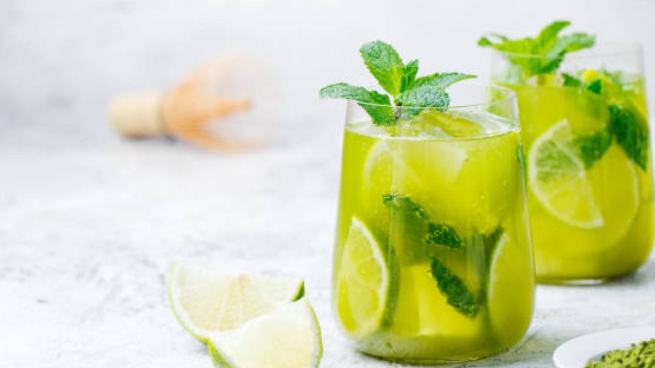 মিন্ট লেমোনাডে- ঠান্ডা জলে লেবুর রস, সোডা ও মিন্ট পাতা মিশিয়ে তৈরি করে নিন মিন্ট লেমোনাডে। এর মধ্যে সামান্য নুন ও মধু দিতে পারেন। এটা শরীরকে কেবল সতেজ রাখে না, এনার্জিও বাড়ায়