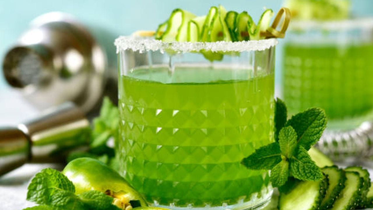 শশা-পুদিনার পানীয়- শরীর সতেজ রাখতে শশা ও পুদিনার জুড়ি নেই। সামান্য জলে ব্লেন্ড করা শশা এবং পুদিনা পাতা মিশিয়ে পানীয় তৈরি করুন। প্রয়োজনে সামান্য চিনি বা মধু দিতে পারেন। আর গ্লাসের উপরে বরফের টুকরো ফেলে দিন। শশা-পুদিনা মিশ্রণের এই পানীয় কেবল তেষ্টা মেটায় না, শরীরকেও চাঙ্গা করে