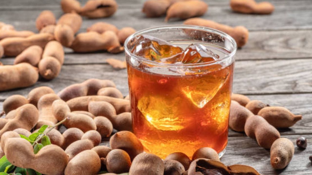 তেঁতুল-খেজুর পানীয়- ইফতারে প্রধান খাদ্য হল খেজুর ও জল। এবার ঈষদুষ্ণ জলে ব্লেন্ড করা খেজুর ও তেঁতুল মিশিয়ে তৈরি করতে পারেন তেঁতুল-খেজুর পানীয়। সুস্বাদু করে তুলতে এই মিশ্রণে সামান্য বিটনুন ও চাট মশলা দিতে পারেন