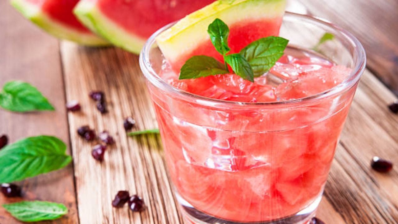 তরমুজ মিন্ট- শরীর সতেজ রাখতে অন্যতম ফল হল তরমুজ। ঠান্ডা জলে তরমুজের সঙ্গে মিন্ট পাতা মিশিয়ে অল্প লেবুর রস এবং সামান্য মধু বা চিনি দিয়ে বানিয়ে নিন তরমুজ মিন্ট। সারাদিন উপবাসের পর শরীরকে ঠান্ডা করে তুলে আরাম দেয় এই পানীয় 