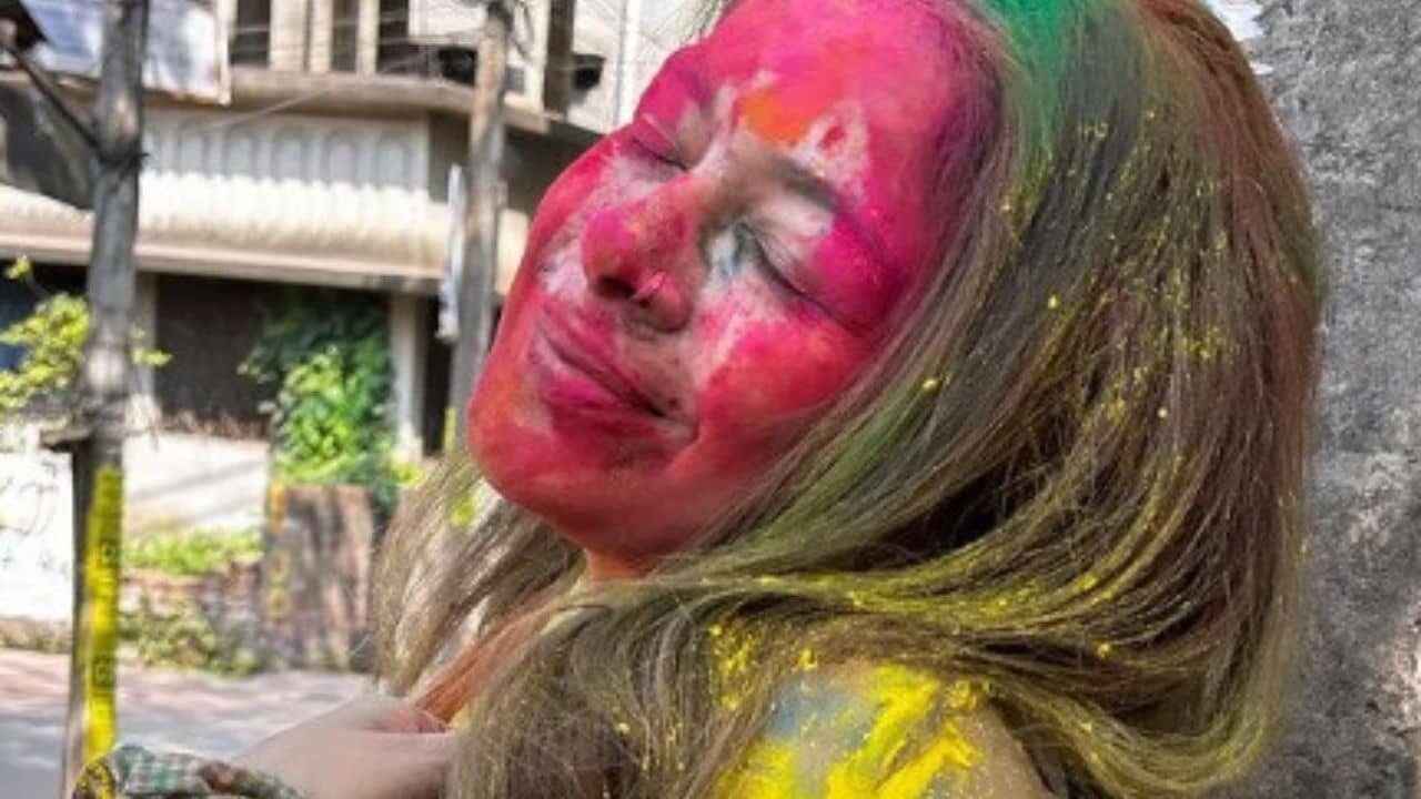 সারা শরীরে রং মেখে ইমন বললেন, আমি পাগল!