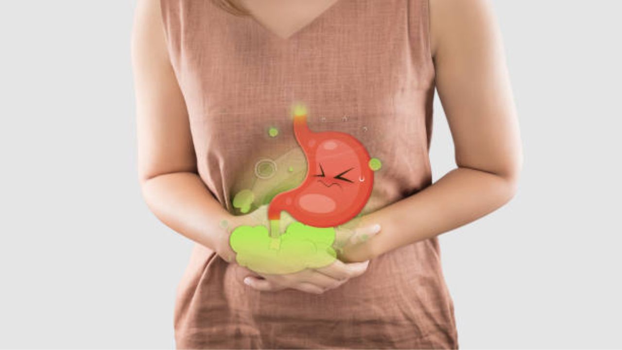 অনেকের মেটাবলিজম ধীর বা দুর্বল হয়, যার জেরে হজম সংক্রান্ত সমস্যা বাড়ে। তার সঙ্গে বাড়ে ওজনও। খাবার খাওয়ার পরই পেটের যন্ত্রণা শুরু হয়ে যায়—এমন সমস্যার মুখোমুখি হন অনেকেই। তখন কী করবেন, রইল টিপস।