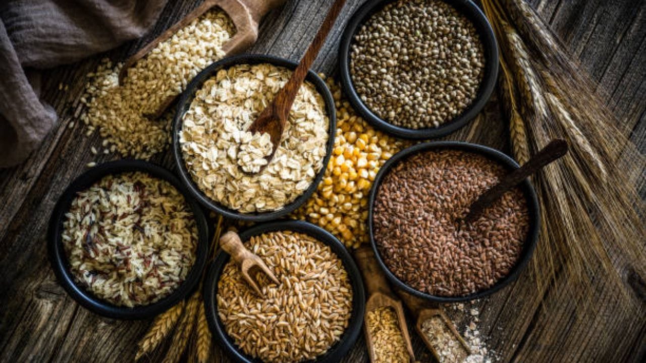 ডায়েটে ব্রাউন রাইস, কিনোয়া, ওটস, ডালিয়ার মতো দানাশস্য রাখুন। এই ধরনের দানাশস্যে ভরপুর পরিমাণে ফাইবার রয়েছে। ফাইবার মলকে নরম করতে এবং পেট পরিষ্কার করতে সহায়তা করে। এভাবে এই ধরনের খাবার হজমের সমস্যা দূর করে। 