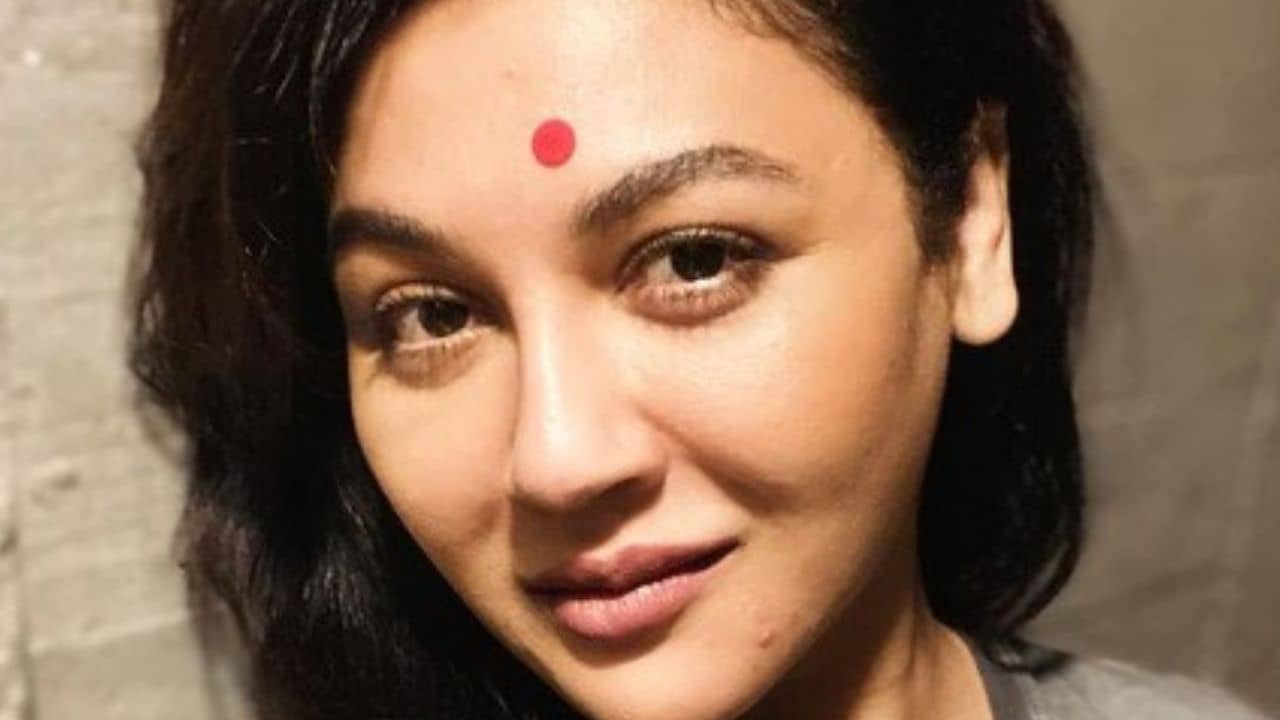 বাংলাদেশের মহিলারা কেন বাঁকাভাবে টিপ পরা শুরু করেছেন হঠাৎ?