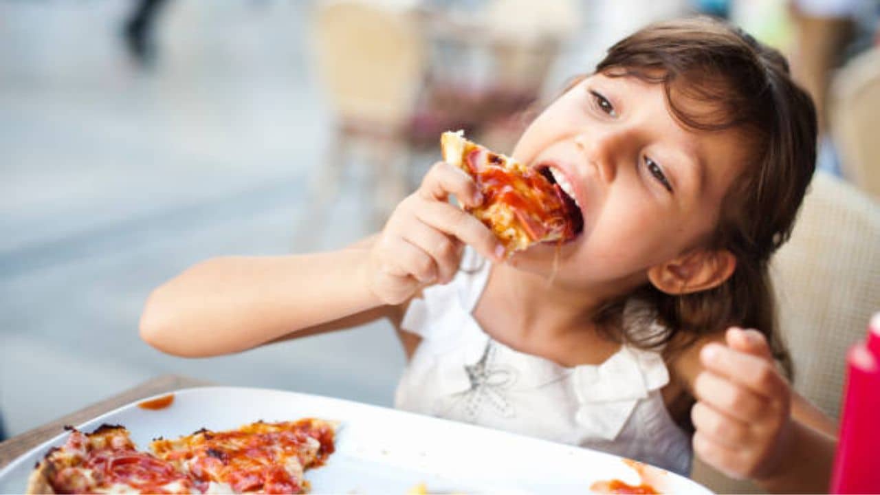 Obesity in Child: সন্তান চিপস, পিৎজা, নুডলস খেতেই ভালবাসে? শিশুকে দ্রুত সারান, নইলে...