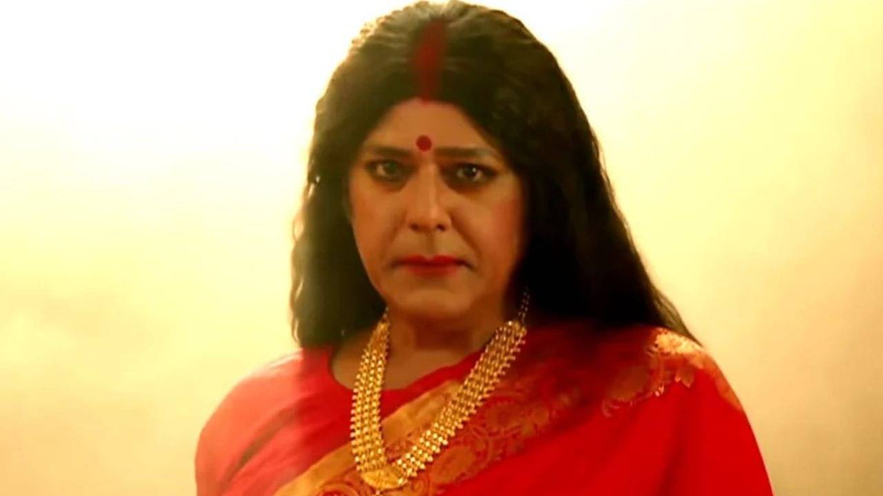 স্বামী-বাবা-শ্বশুরে না, লাল শাড়ি-সিঁদুরে বৃহন্নলা বাঙালি অভিনেতা, চিনতে পারছেন?