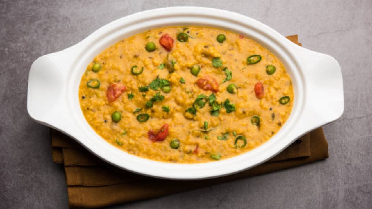 খিচুড়ি তো অনেকেই বানান। মুগ ডাল বা সবজি দিয়ে মুসুর ডালের খিচুড়ি আকছার হয়। কিন্তু, পঞ্চপদী ডালের খিচুড়ি খেলে মন ভরে যাবে