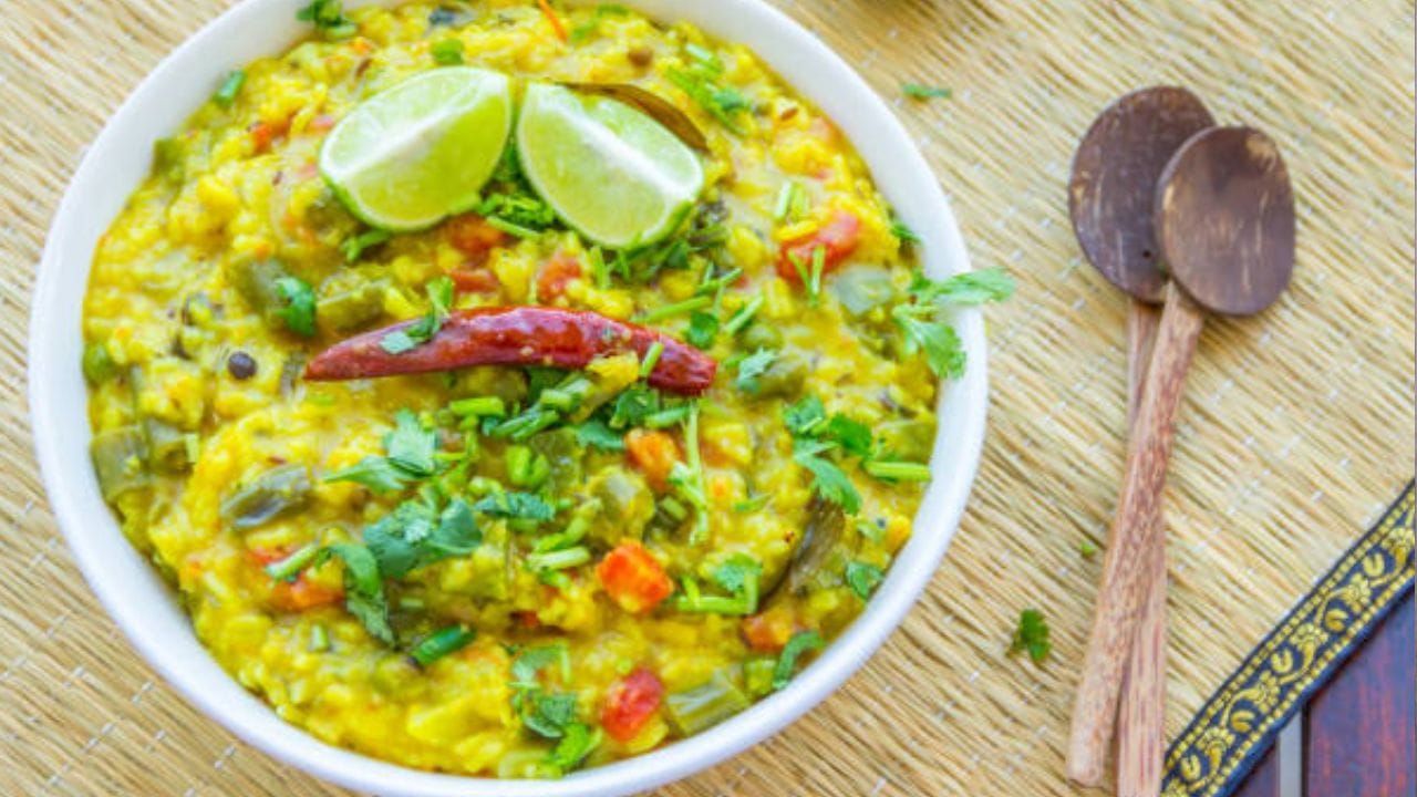 চাল ও ডাল ভাল করে ভিজে গেলে সেগুলি তুলে একটি পাত্রে রাখুন এবং ভাল করে জল ঝরিয়ে নিন। এবার কড়াইয়ে তেল গরম করে নিন। তারপর পেঁয়াজ, গরম মশলা ও আদা, রসুন বাটা দিয়ে সামান্য ভেজে নিন। মশলা ভাজা হয়ে এলে টমেটো কুচি দিন 