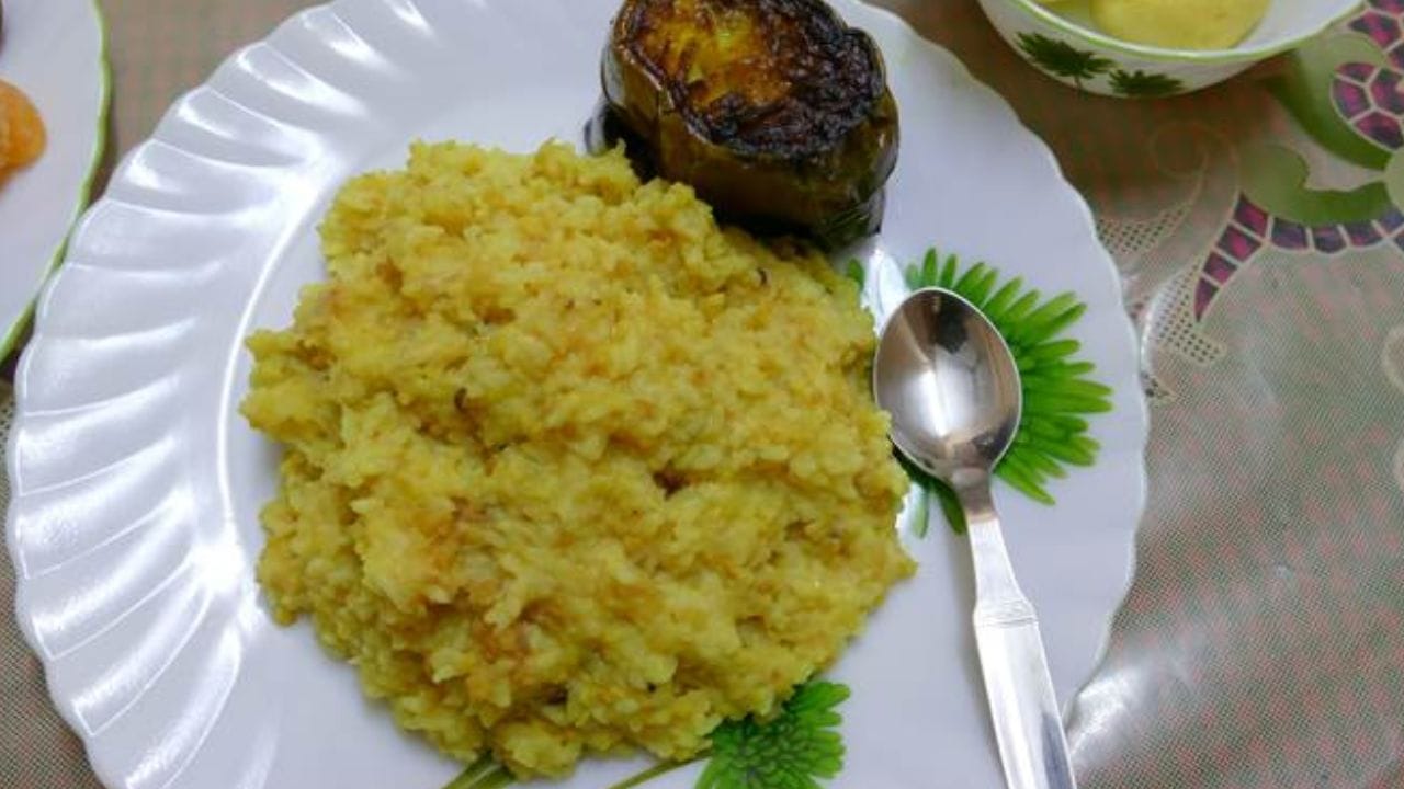 ২-৩ মিনিট পর ভাল গন্ধ বেরোলে কড়াই নামিয়ে নিন। তৈরি হয়ে গেল পঞ্চপদী ডালের খিচুড়ি। এবার আলু ভাজা, বেগুন ভাজা, পাঁপড় ভাজার সঙ্গে গরম-গরম পরিবেশন করুন। অন্য তরকারি না হলেও সবাই চেটেপুটে খাবে