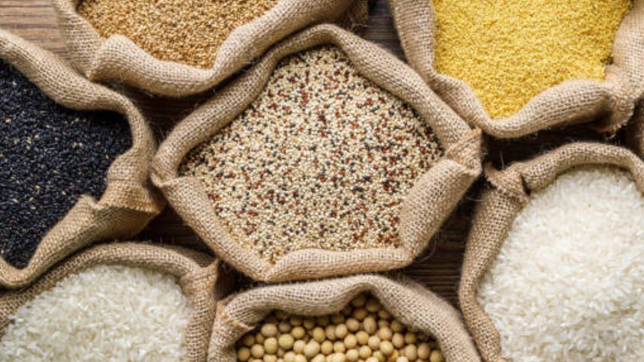 পঞ্চপদী ডালের খিচুড়ি বানাতে লাগবে ভাতের চাল, সম পরিমাণে ৫ রকম ডাল (মসুর, মুগ, মাশকলাই, ছোলা, অড়হর) ১ টেবিল চামচ করে আদা বাটা, রসুনবাটা, হলুদ গুঁড়ো, লঙ্কা গুঁড়ো, ৪-৫টি গোটা কাঁচা লঙ্কা, ৩-৪টি ছোট এলাচ,  সামান্য গরম মশলা,  তেল সিকি কাপ, আধ কাপ টমেটো কুচি, পরিমাণ মতো নুন এবং জল 