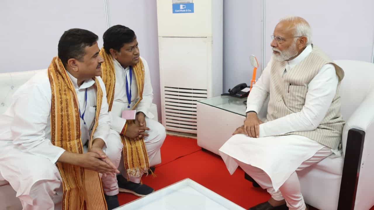 Narendra Modi in Bengal: কৃষ্ণনগরে মোদীর সঙ্গে ২২ মিনিট বৈঠক সুকান্ত-শুভেন্দুর, কী নিয়ে আলোচনা? Narendra Modi in Bengal: কৃষ্ণনগরে মোদীর সঙ্গে ২২ মিনিট বৈঠক সুকান্ত-শুভেন্দুর, কী নিয়ে আলোচনা?