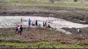 Burdwan Pond: ব্রিটিশ আমলের পুকুরের জল মরল প্রথমবার, কী খুঁজতে ঝাঁপাল ভাতারের বাসিন্দারা?