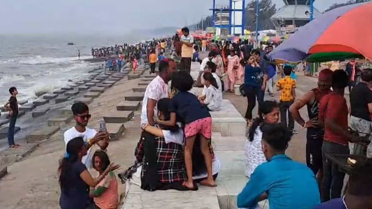 Digha: দিঘার সমুদ্রের জলে কেন এমন ঘূর্ণির টান? দোলের সকালে সমুদ্রের ধারে গিয়েও নামতেই পারছেন না পর্যটকরা Digha: দিঘার সমুদ্রের জলে কেন এমন ঘূর্ণির টান? দোলের সকালে সমুদ্রের ধারে গিয়েও নামতেই পারছেন না পর্যটকরা