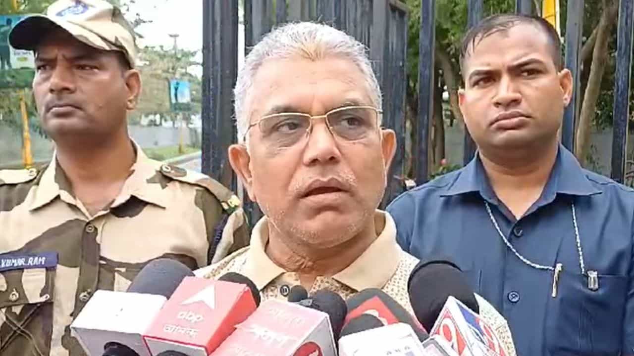 Dilip Ghosh: 'কী এমন হয়েছে যে সকালে উঠে মেসোমশাইয়ের বাড়ি দৌড়চ্ছে', তৃণমূলের কীর্তিতে অবাক দিলীপ ঘোষ Dilip Ghosh: 'কী এমন হয়েছে যে সকালে উঠে মেসোমশাইয়ের বাড়ি দৌড়চ্ছে', তৃণমূলের কীর্তিতে অবাক দিলীপ ঘোষ