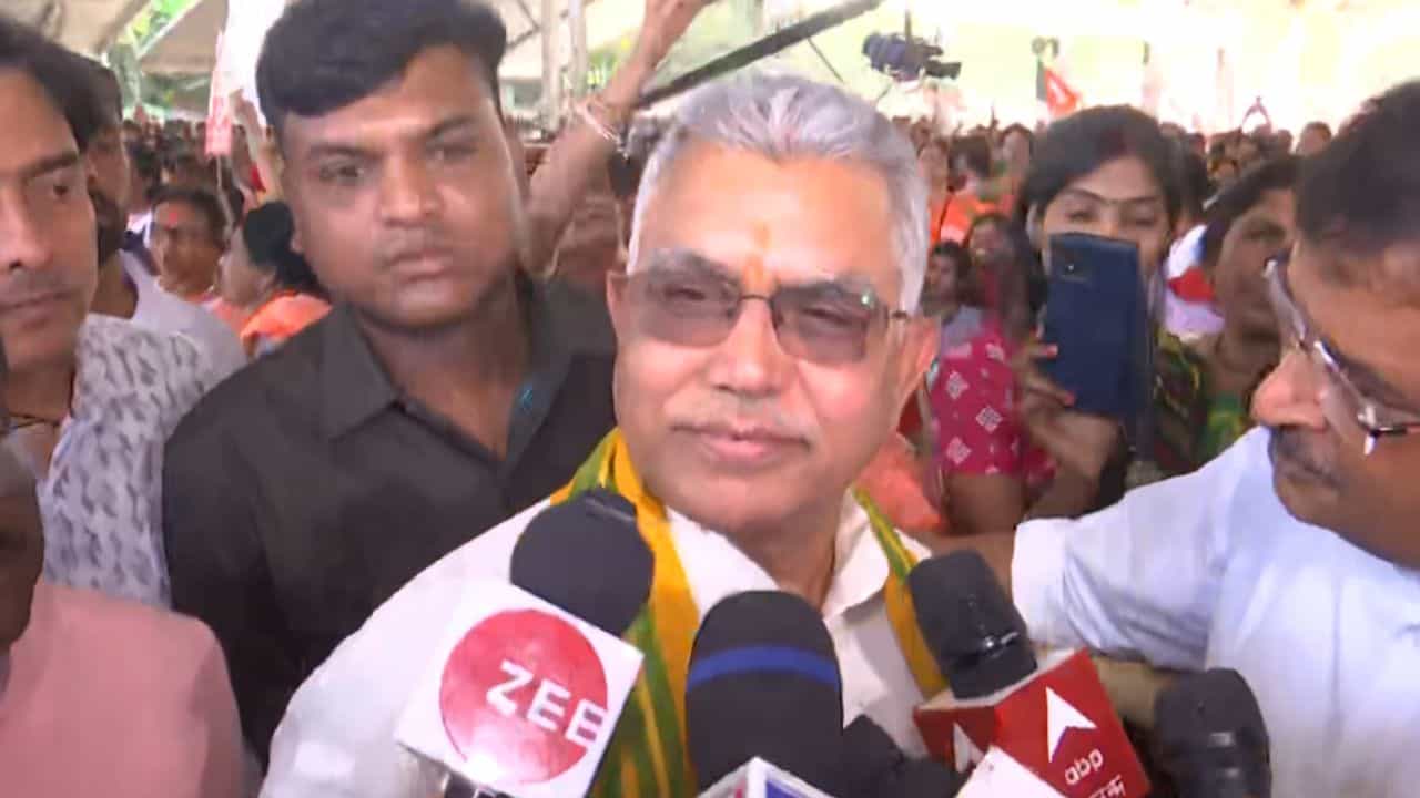 Dilip Ghosh: 'আসার কথা ছিল না...', মোদীর সভায় মঞ্চের নীচেই রইলেন দিলীপ ঘোষ Dilip Ghosh: 'আসার কথা ছিল না...', মোদীর সভায় মঞ্চের নীচেই রইলেন দিলীপ ঘোষ