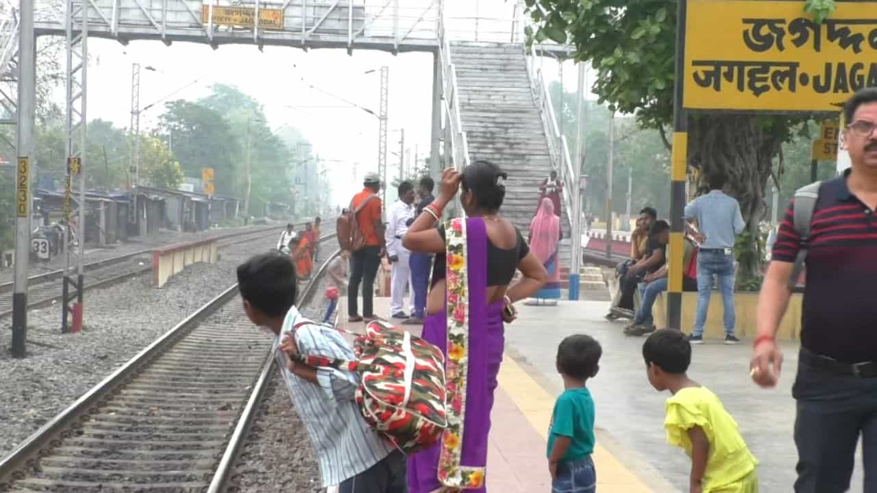 Local Train problem: অপেক্ষাই সার, শিয়ালদহ শাখায় চরম হয়রানির শিকার লোকাল ট্রেনের যাত্রীরা Local Train problem: অপেক্ষাই সার, শিয়ালদহ শাখায় চরম হয়রানির শিকার লোকাল ট্রেনের যাত্রীরা
