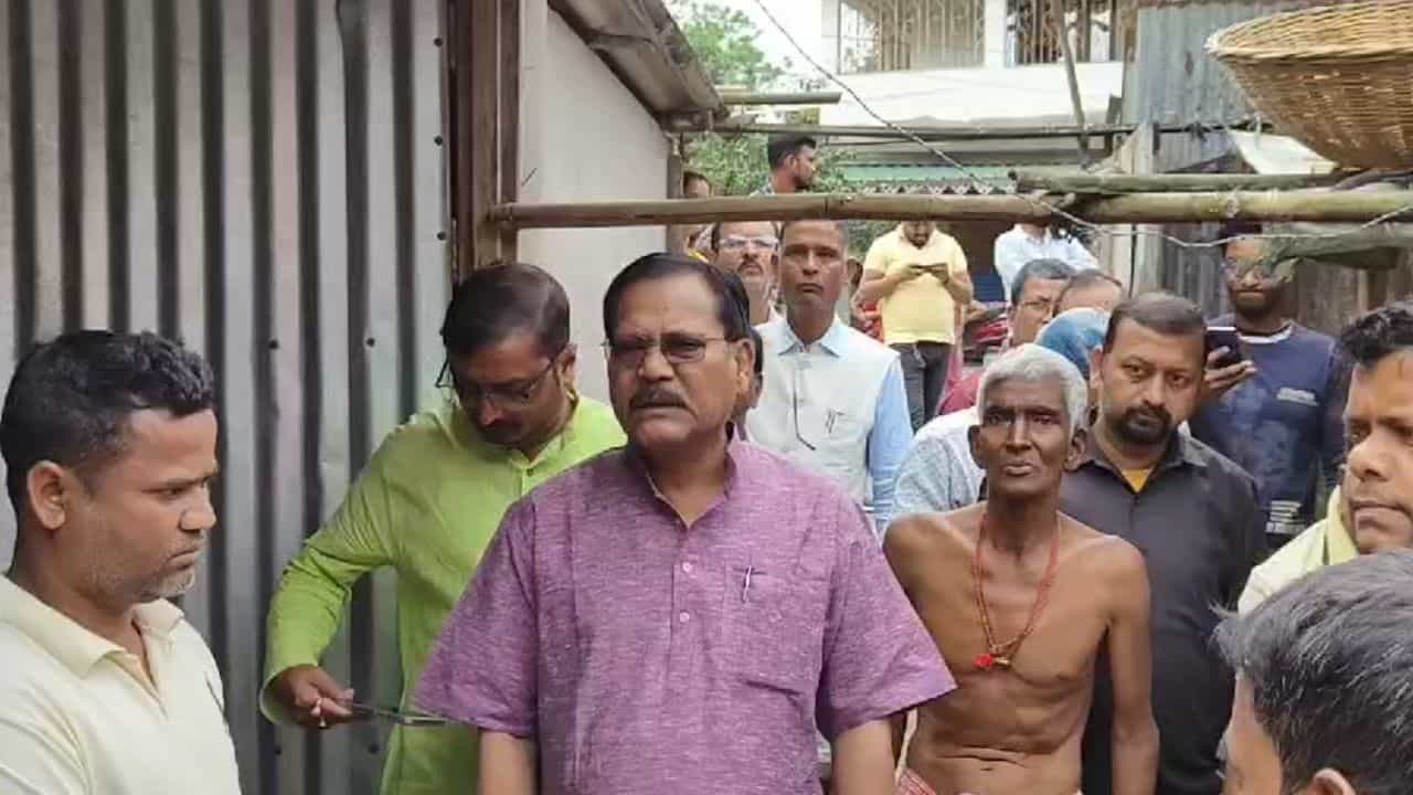 TMC MLA: বিধায়ক গিয়েছিলেন সমবেদনা জানাতে, কিন্তু এ কী অবস্থা! ফুঁসে উঠল গোটা গ্রাম TMC MLA: বিধায়ক গিয়েছিলেন সমবেদনা জানাতে, কিন্তু এ কী অবস্থা! ফুঁসে উঠল গোটা গ্রাম